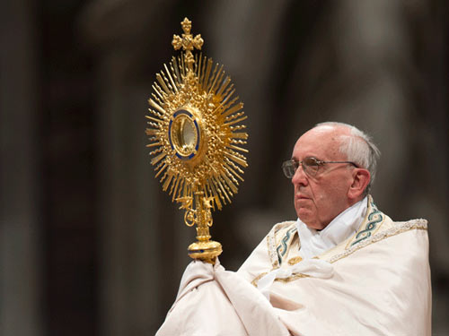 El Papa pide “recuperar el sentido de la Adoración”
