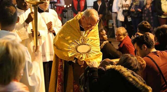 Un sacerdote habla de los “milagros” de las vigilias de sanación: la Adoración al Santísimo es el centro